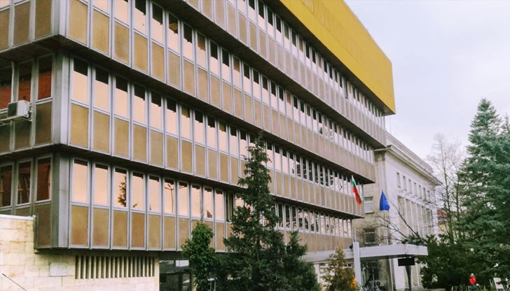 Изгонването от Русия на единствения кореспондент на българска медия е изцяло политически акт и е в ущърб на свободата на достъп до информация, заявиха от радиото