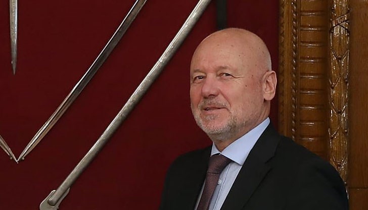 Очаквам следващият вот на недоверие да е в сектора на отбраната, заяви министърът на отбраната Очаквам следващият вот на недоверие да е в сектора на отбраната, заяви министърът на отбраната