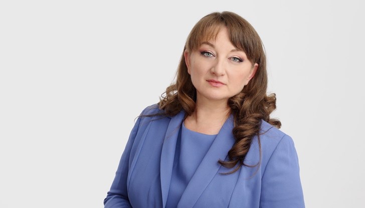 Председател на комисията е Деница Сачева