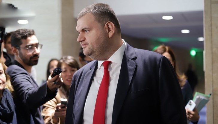 Премиерът и министрите са длъжни да се отчитат пред парламента и българските граждани, допълни Пеевски