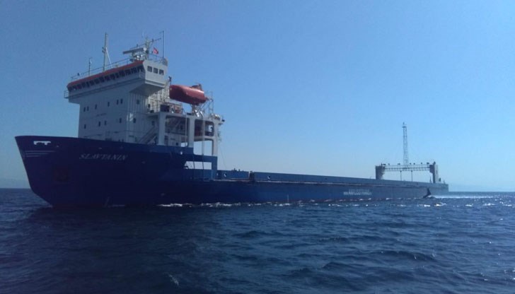 Ферибот "Славянин" има пробойна след сблъсъка