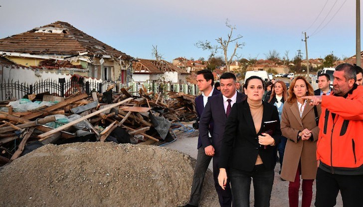 Заместник-министърът на труда и социалната политика Гинка Машова огледа пораженията от бурята в исперихското село Лъвино