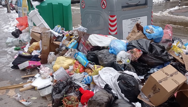 Обилно количество отпадъци покрай контейнерите допълват зимната картина в Русе