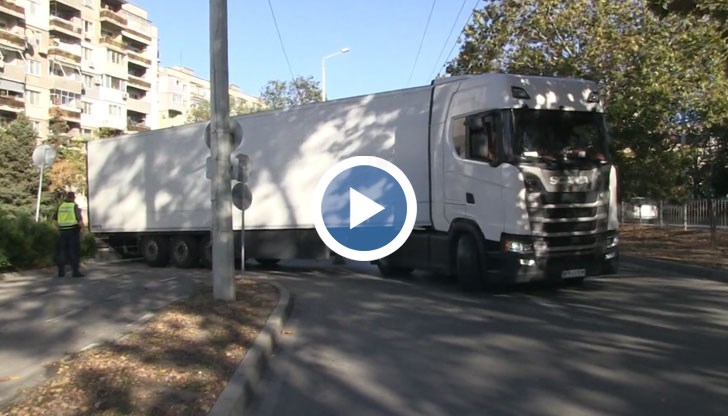 Три полицейски екипа затвориха движението, за да може тежкотоварния автомобил да маневрира