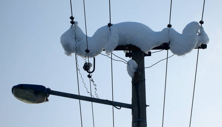 Повредите са от най-различен характер, като преобладават скъсани проводници, счупени конзоли и изолатори и пречупени стълбове