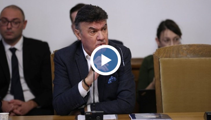 Странно е, че точно от Народното събрание се предизвиква да се подава оставка от човек, който е избран от футболните хора, заяви президентът на БФС