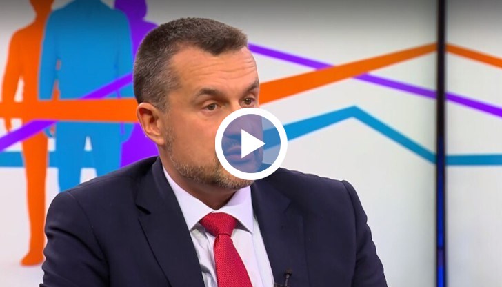 Държавата е в разпад, смята още политологът