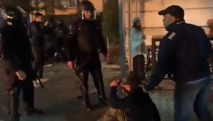 Oрганите на реда влизат в заведението и с палки налагат фенове