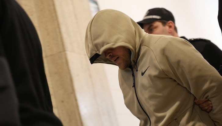 Пред съда 29-годишният Стефан Шекеров заяви, че при ареста е бит с полицейска палка, обиждан и заплашван от униформените Пред съда 29-годишният Стефан Шекеров заяви, че при ареста е бит с полицейска палка, обиждан и заплашван от униформените