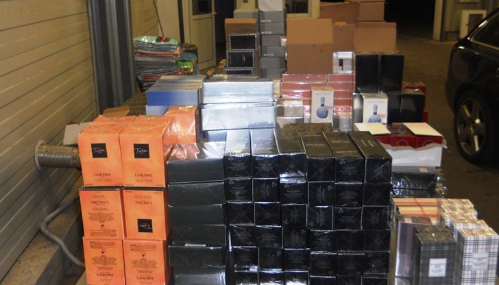 Спряха шофьор на автобус на два пъти със стотици парфюми и облекла – „подаръци“ за близки и роднини