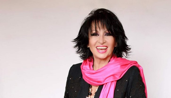 Певицата пука гума, двама полицаи ѝ помагат да я смени Певицата пука гума, двама полицаи ѝ помагат да я смени