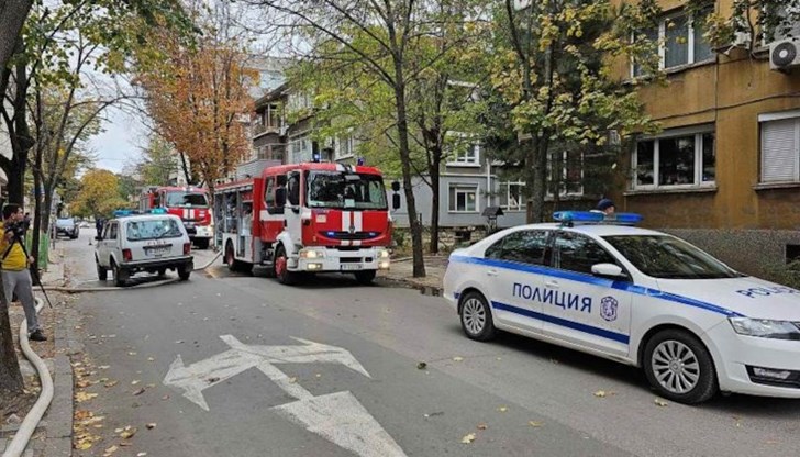 Районът бе отцепен, а повече от час огнеборците гасиха пожара Районът бе отцепен, а повече от час огнеборците гасиха пожара