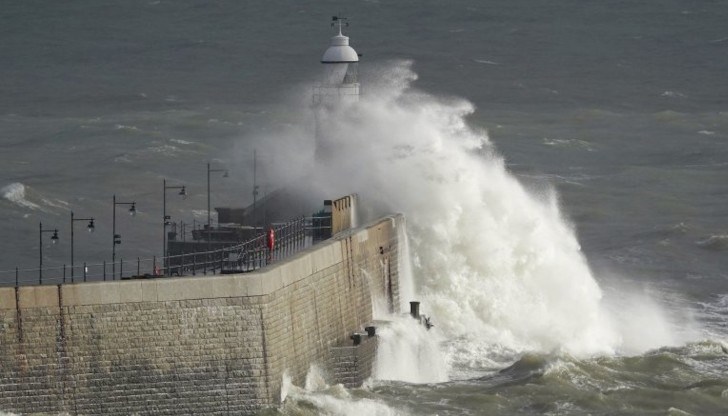 Бурята "Деби" бушува в Обединеното кралство и Ирландия