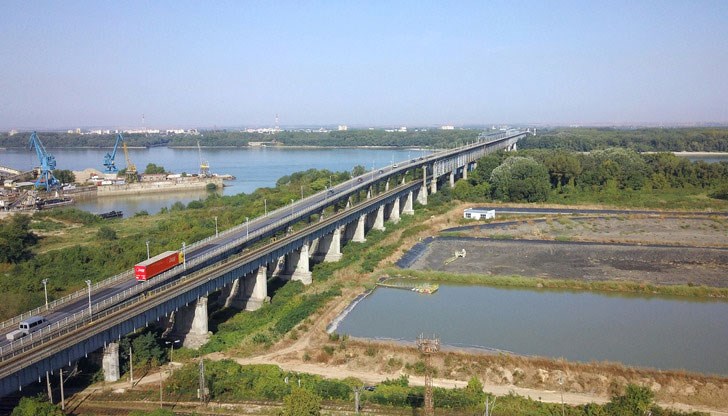Преминаването в участък от „Дунав мост“ се осъществява в една лента поради ремонтни дейности