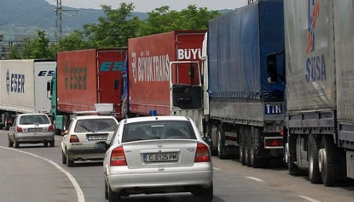 За едно денонощие на вход и изход се обработват над 2000 тежкотоварни автомобила