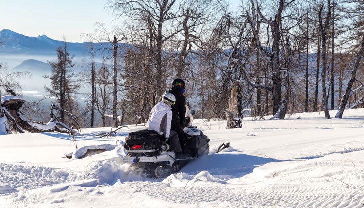 Доброволци с моторни шейни са ги транспортирали до най-близкия хотел в курорта „Беклемето“ Доброволци с моторни шейни са ги транспортирали до най-близкия хотел в курорта „Беклемето“