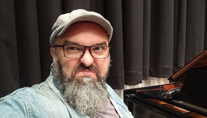 Не, че преди бяхме много умни, но напоследък ми иде да се гръмна, като ви чета глупостите, пише той Не, че преди бяхме много умни, но напоследък ми иде да се гръмна, като ви чета глупостите, пише той