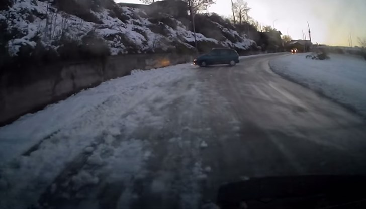 Автомобили се въртят и са на косъм от инцидент с по-тежки последици Автомобили се въртят и са на косъм от инцидент с по-тежки последици