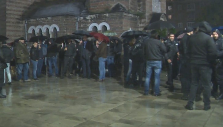 Служителите на МВР настояват, че не са превишили правата си при размириците снощи Служителите на МВР настояват, че не са превишили правата си при размириците снощи