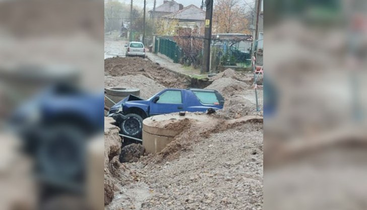 Лекият автомобил се е заклещил между стените на изкопа