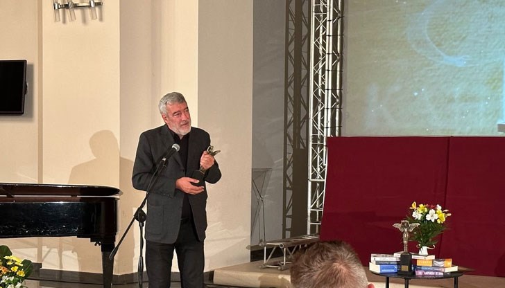 Призът му бе връчен за книгата "Ловецът на пеперуди"