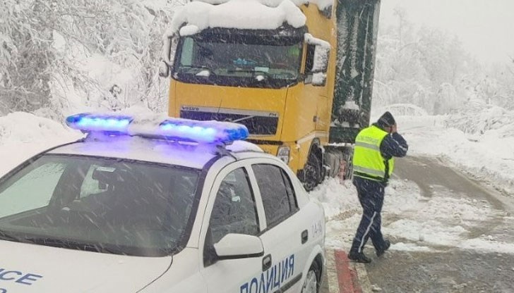 Въведена е забрана за движение на тежкотоварни автомобили над 12 тона в двете посоки на автомагистрала Хемус Въведена е забрана за движение на тежкотоварни автомобили над 12 тона в двете посоки на автомагистрала Хемус