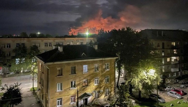 Спасителите работят по изваждането на две жени от развалините на жилищен блок Спасителите работят по изваждането на две жени от развалините на жилищен блок