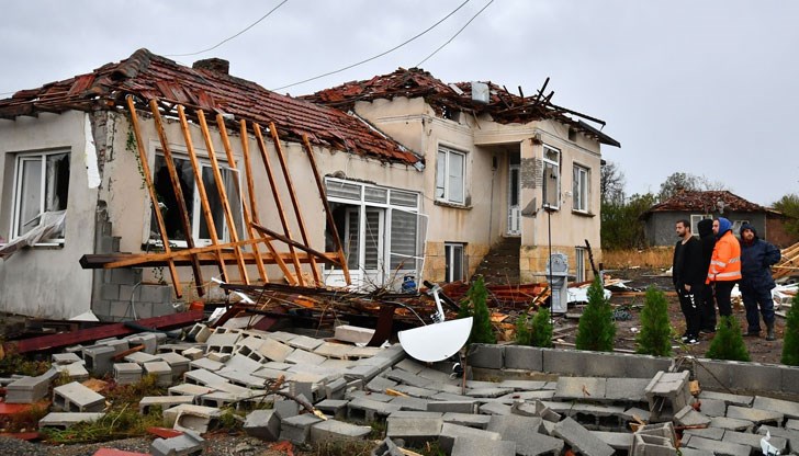 В село Лъвино са повредени покриви, паднали са стълбове и дървета