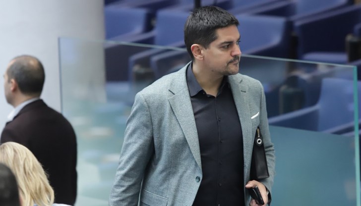 Депутатът получи съобщението по време на парламентарно заседание Депутатът получи съобщението по време на парламентарно заседание