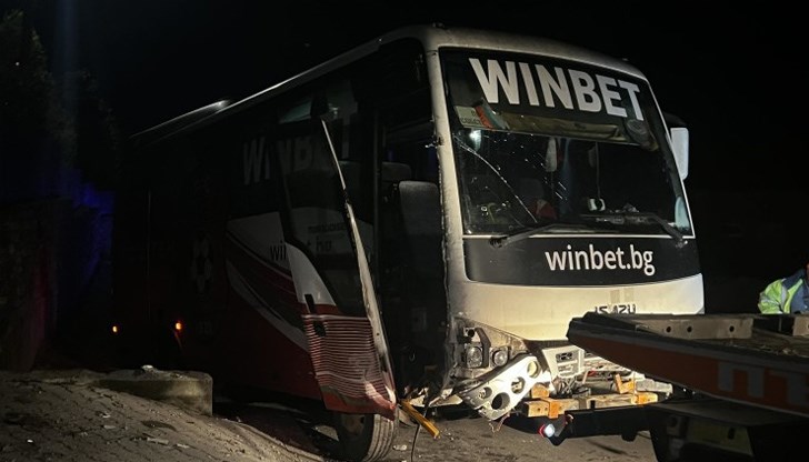 Автобус с деца катастрофира, след като 73-годишният шофьор е починал зад волана