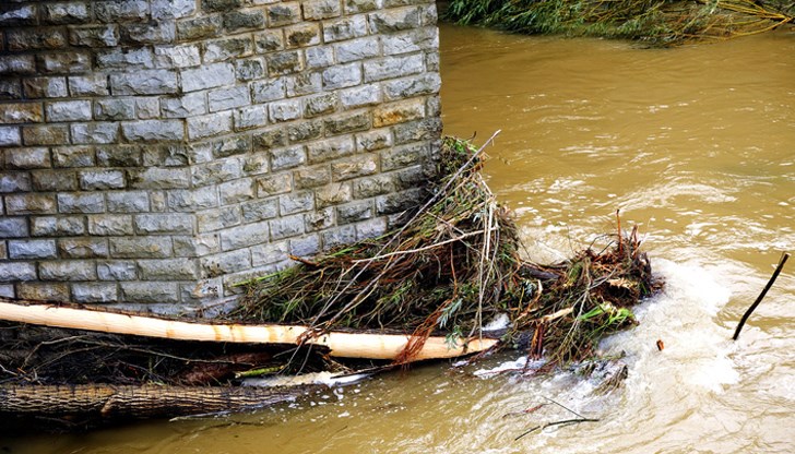 Една жена е загинала, а три малки деца са в неизвестност
