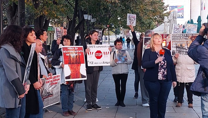 Група протестиращи посрещнаха новите общински съветници с плакати в ръце