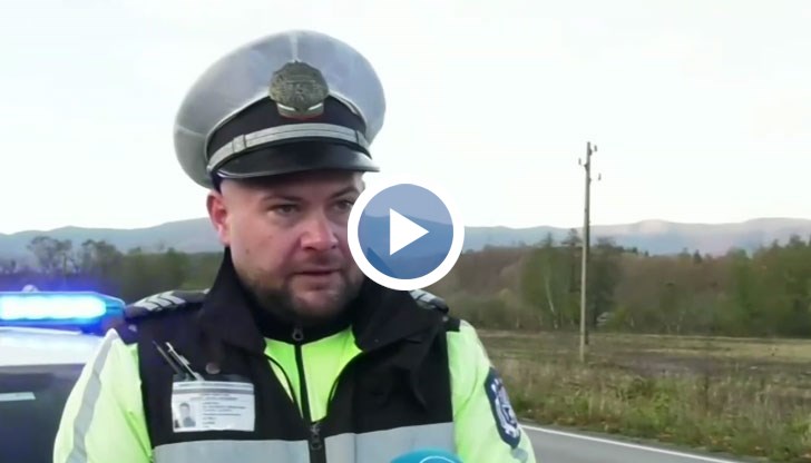 Жена, пътувала в колата, скъсала пагона на единия служител на реда