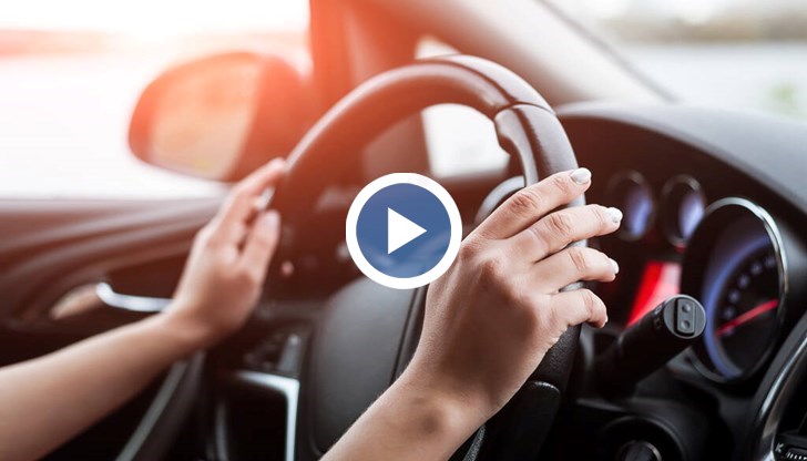 Малолетен управлява автомобила, напътстван от възрастен до него