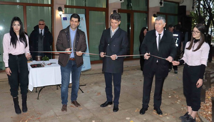 Независимо от разкопаните улици, праха и обърканото движение, трябва да се замислим какво ново дава на града този проект, каза областният управител Независимо от разкопаните улици, праха и обърканото движение, трябва да се замислим какво ново дава на града този проект, каза областният управител