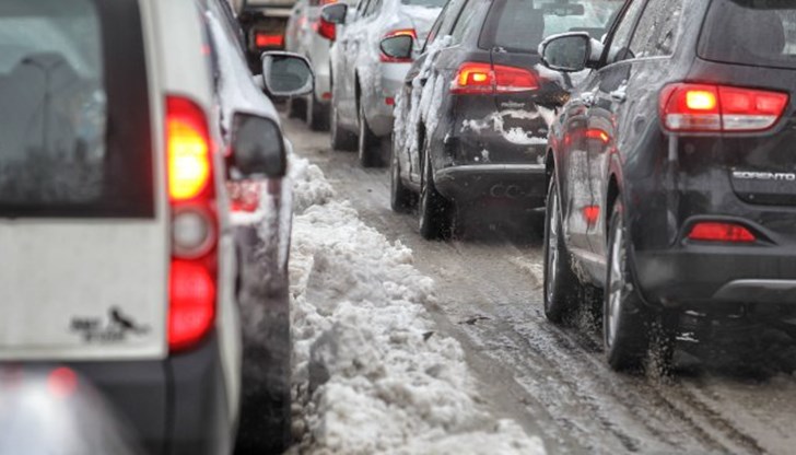Въпреки че в момента температурите са високи, Агенция „Пътна инфраструктура“ апелира шофьорите да започнат подготовката на автомобилите си за движение при зимни условия