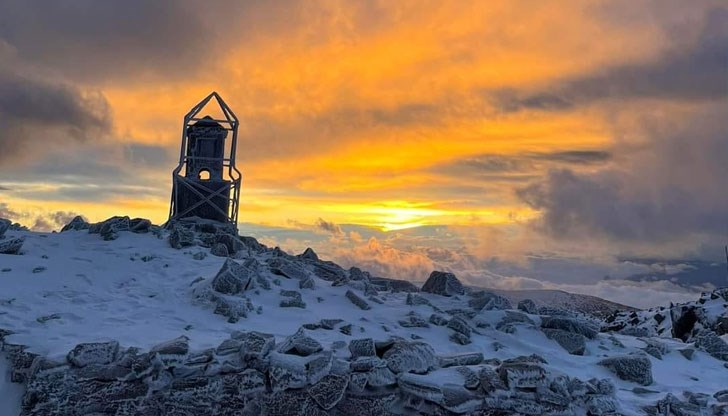 Планинските върхове побеляха