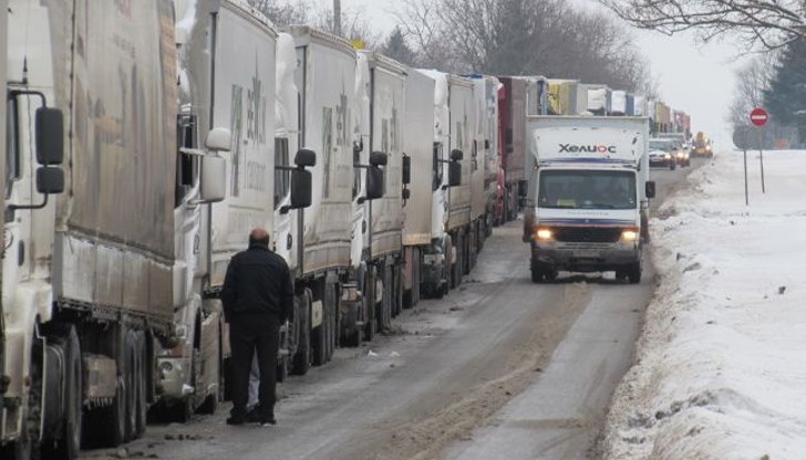 Усложнената метеорологична обстановка затруднява движението на границата с Румъния