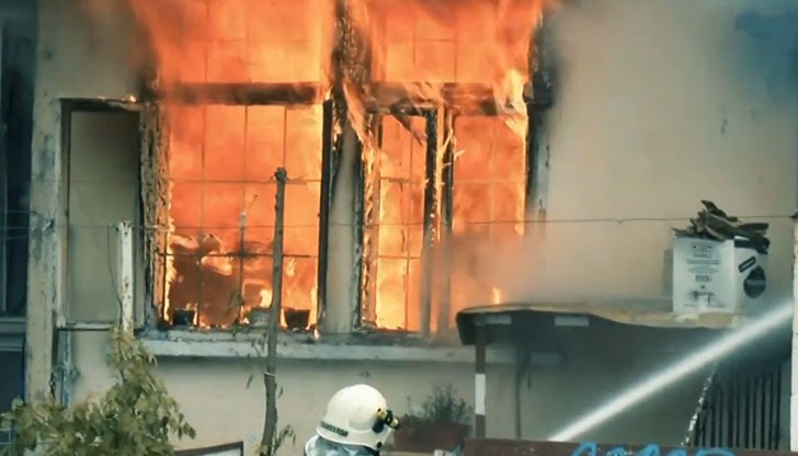 Пожарникари открили в горящия дом възрастния стопанин, който вече бил мъртъв