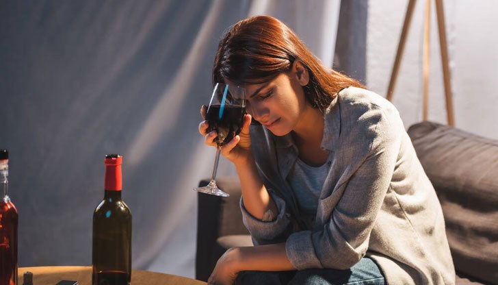 Защо някои хора получават главоболие от малка чаша червено вино, въпреки че пият безпроблемно друг алкохол