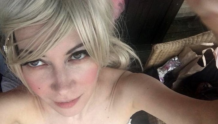 Младата певица е солистка на ню уейв бандата "Виолетов генерал“, нашумяла в края на 80-те Младата певица е солистка на ню уейв бандата "Виолетов генерал“, нашумяла в края на 80-те