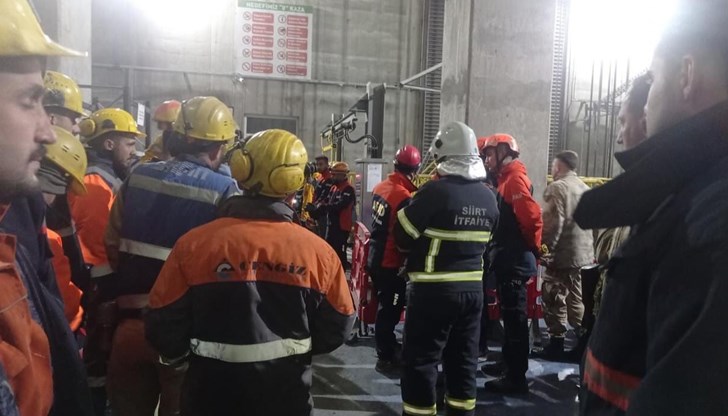 Започнала е работа по спасяването на работници, блокирани под развалините