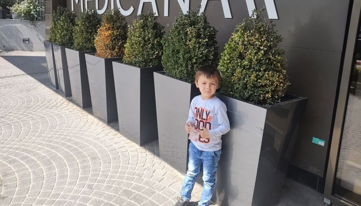 Момченцето се бори с болестта на Хиршпрунг