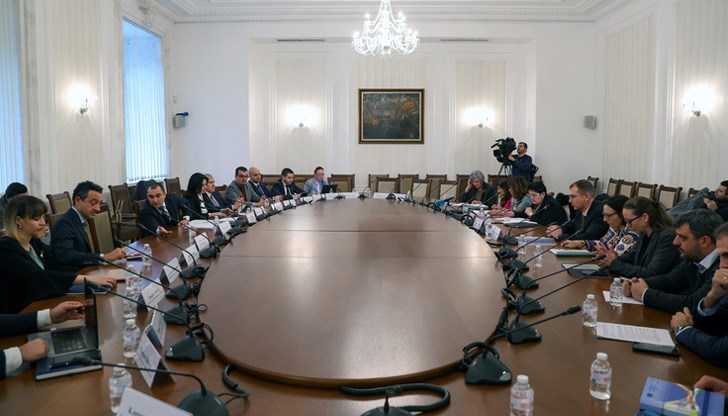 В законопроекта правителството залага бюджет с дефицит от 3 на сто – 6,2 млрд. лв. през 2024 г. В законопроекта правителството залага бюджет с дефицит от 3 на сто – 6,2 млрд. лв. през 2024 г.