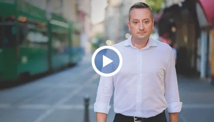 Лицето на  Асен Ангелов беше на десетки билбордове, а платените реклами с негови клипчета заливаха Facebook