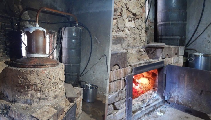 Митничари са иззели 23 туби с ракия от собственика на казана Митничари са иззели 23 туби с ракия от собственика на казана