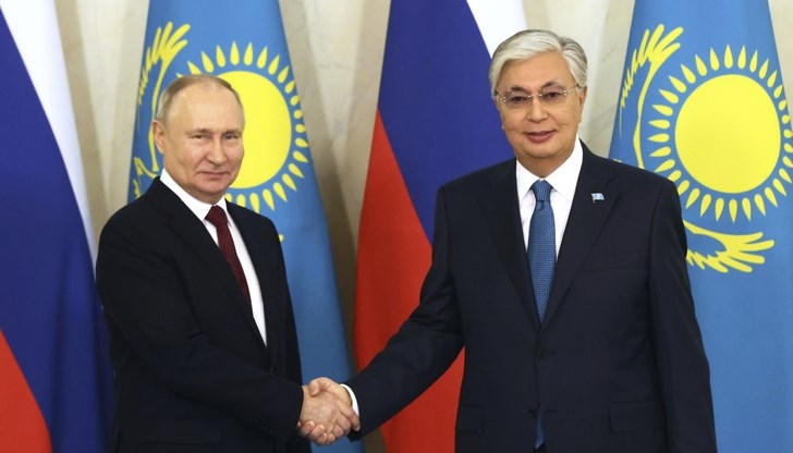 Руският президент Владимир Путин се ръкува с казахстанския си колега Касъм-Жомарт Токаев при днешното си посещение в Астана