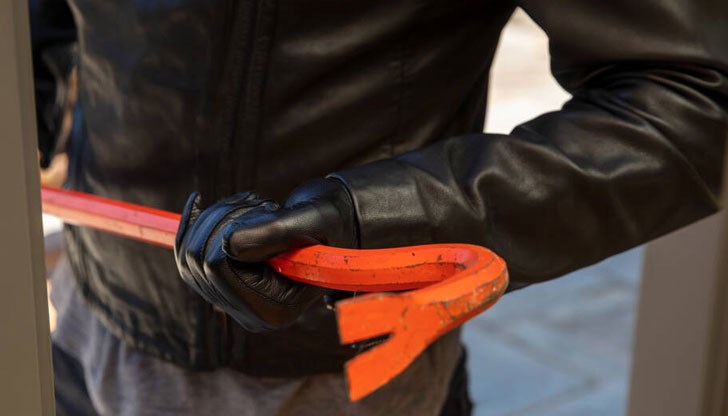 Предмети на посегателството са мобилен климатик и маслен радиатор на обща стойност около 900 лева Предмети на посегателството са мобилен климатик и маслен радиатор на обща стойност около 900 лева