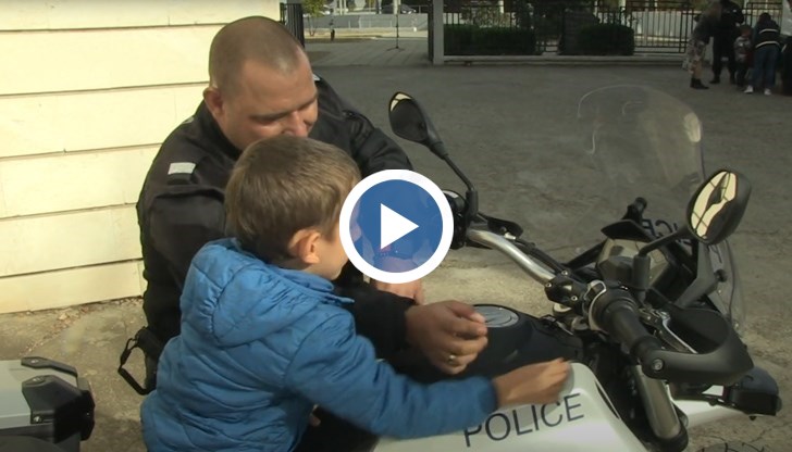 Полицията в Русе отбеляза празника си с особено внимание към децата