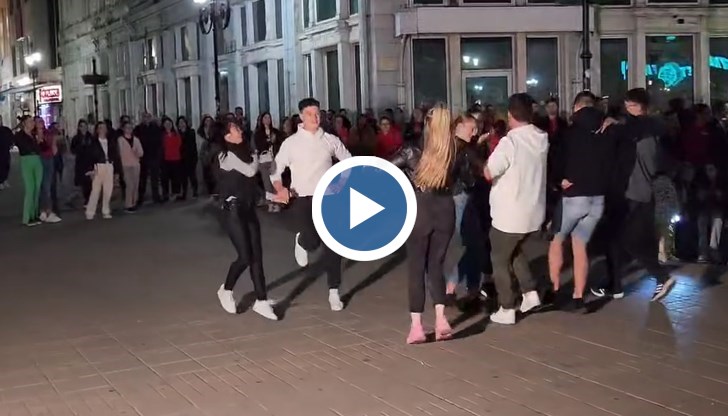 Танцьори зарадваха любителите на българския фолклор с вдъхновяващ спектакъл на открито